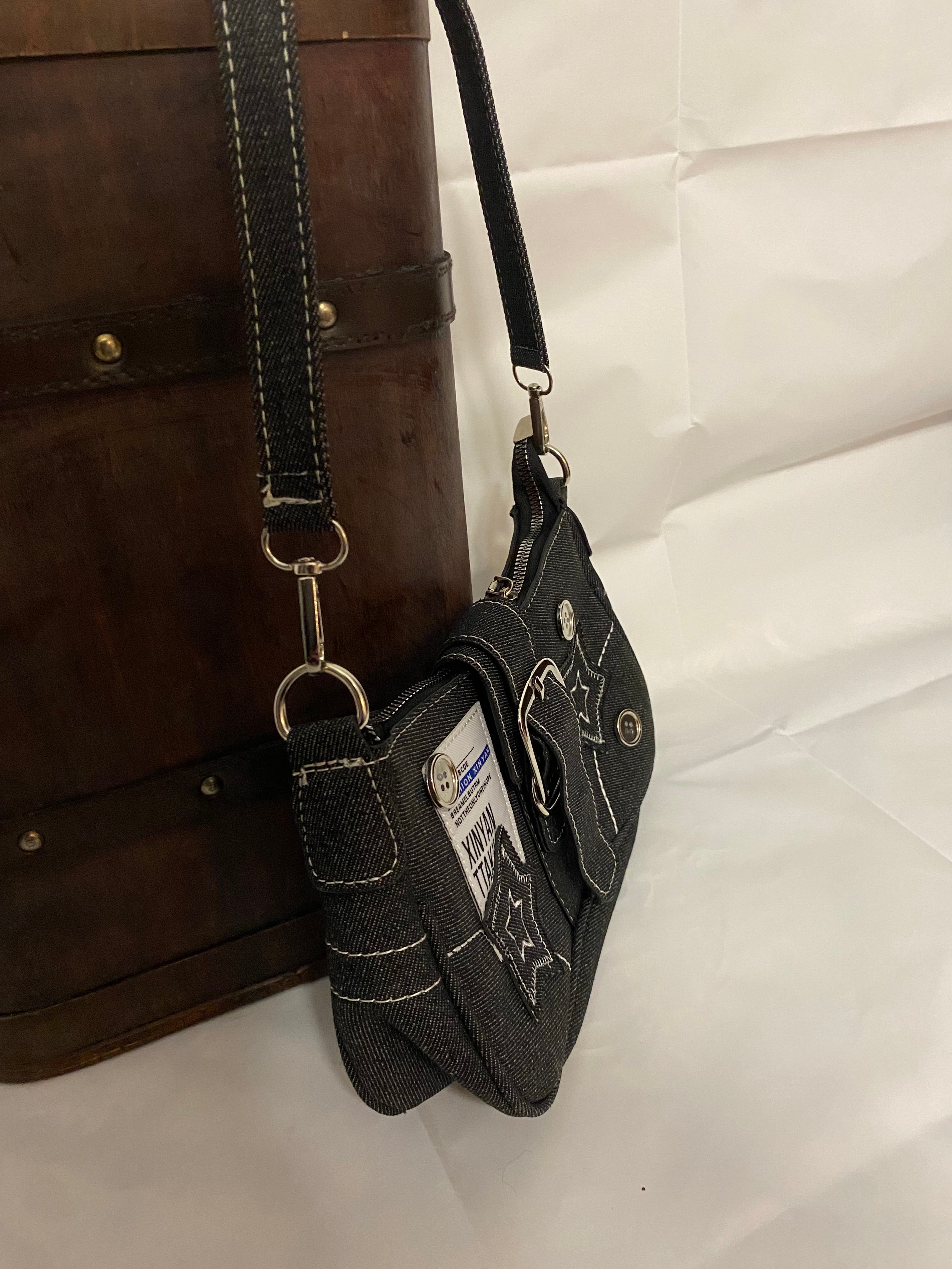 Y2k-mode axelväska med stjärndetaljer