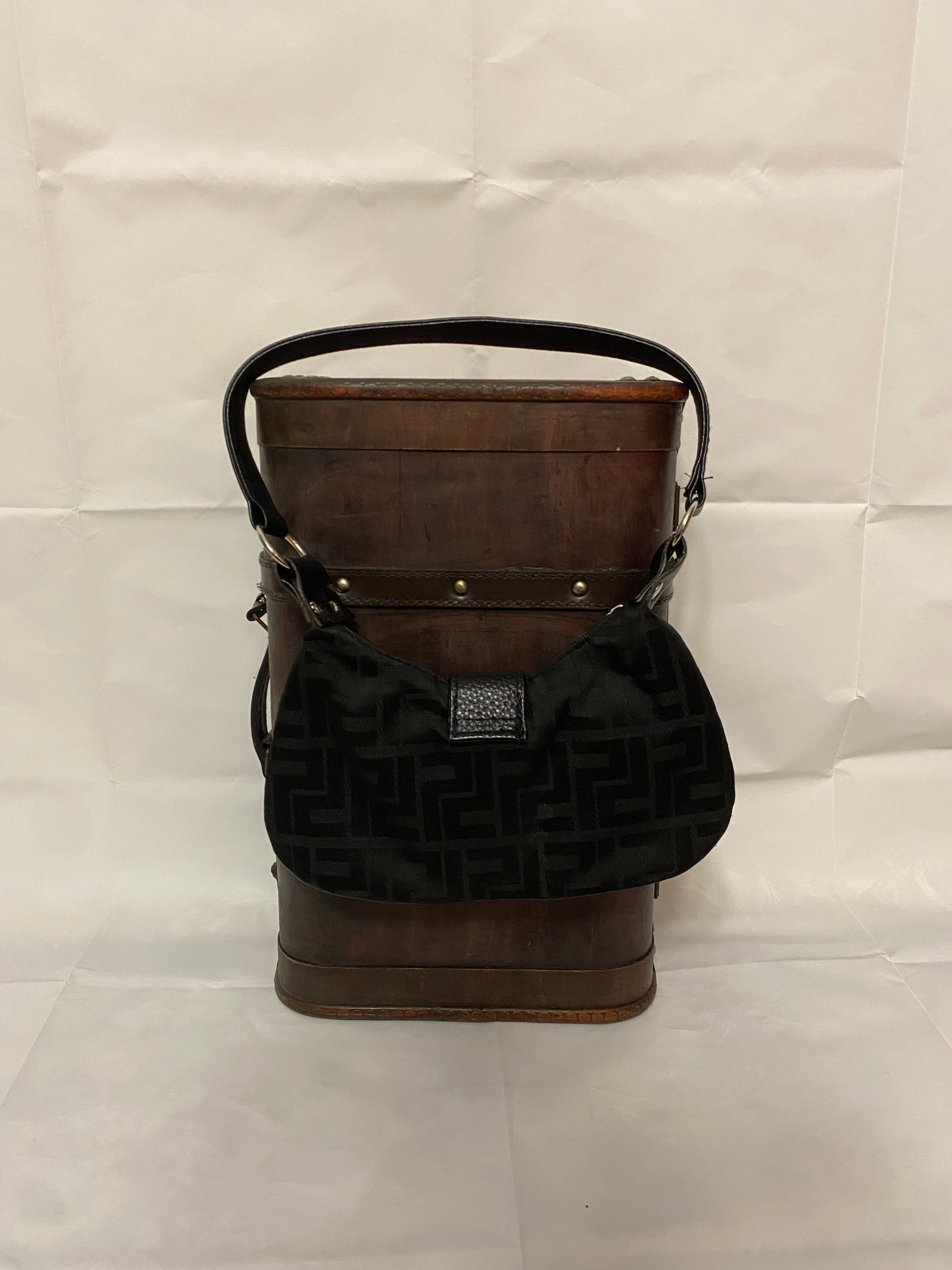 Y2k vintage väska med silver stenar och en fin design