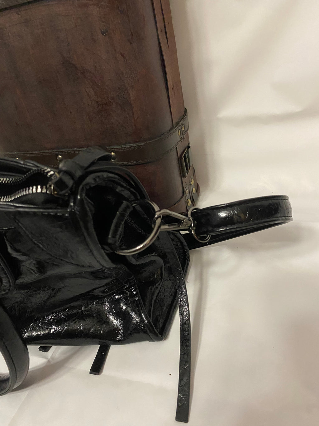 Svart vintage väska med spetssmycken och flätad kant