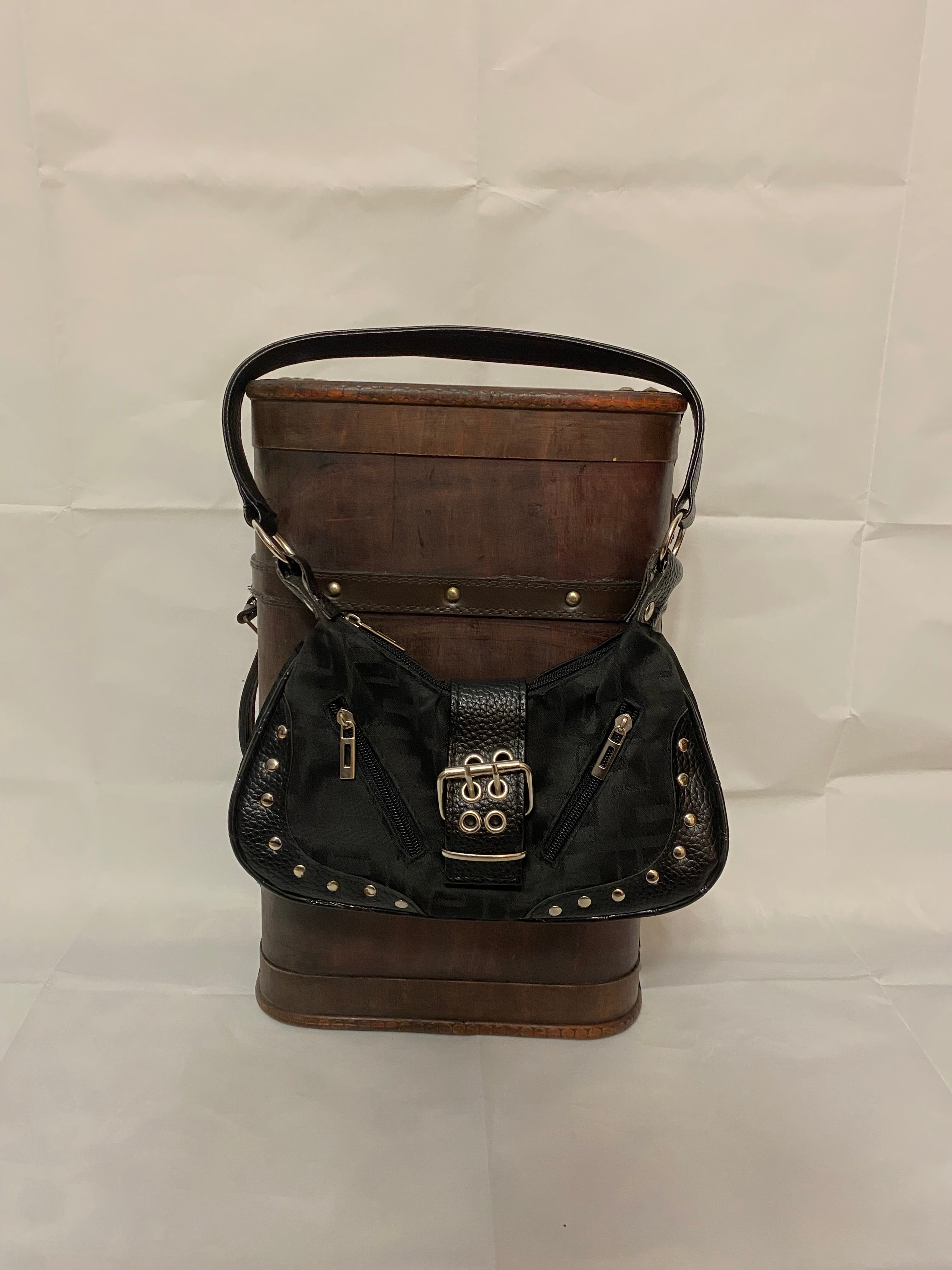 Y2k vintage väska med silver stenar och en fin design