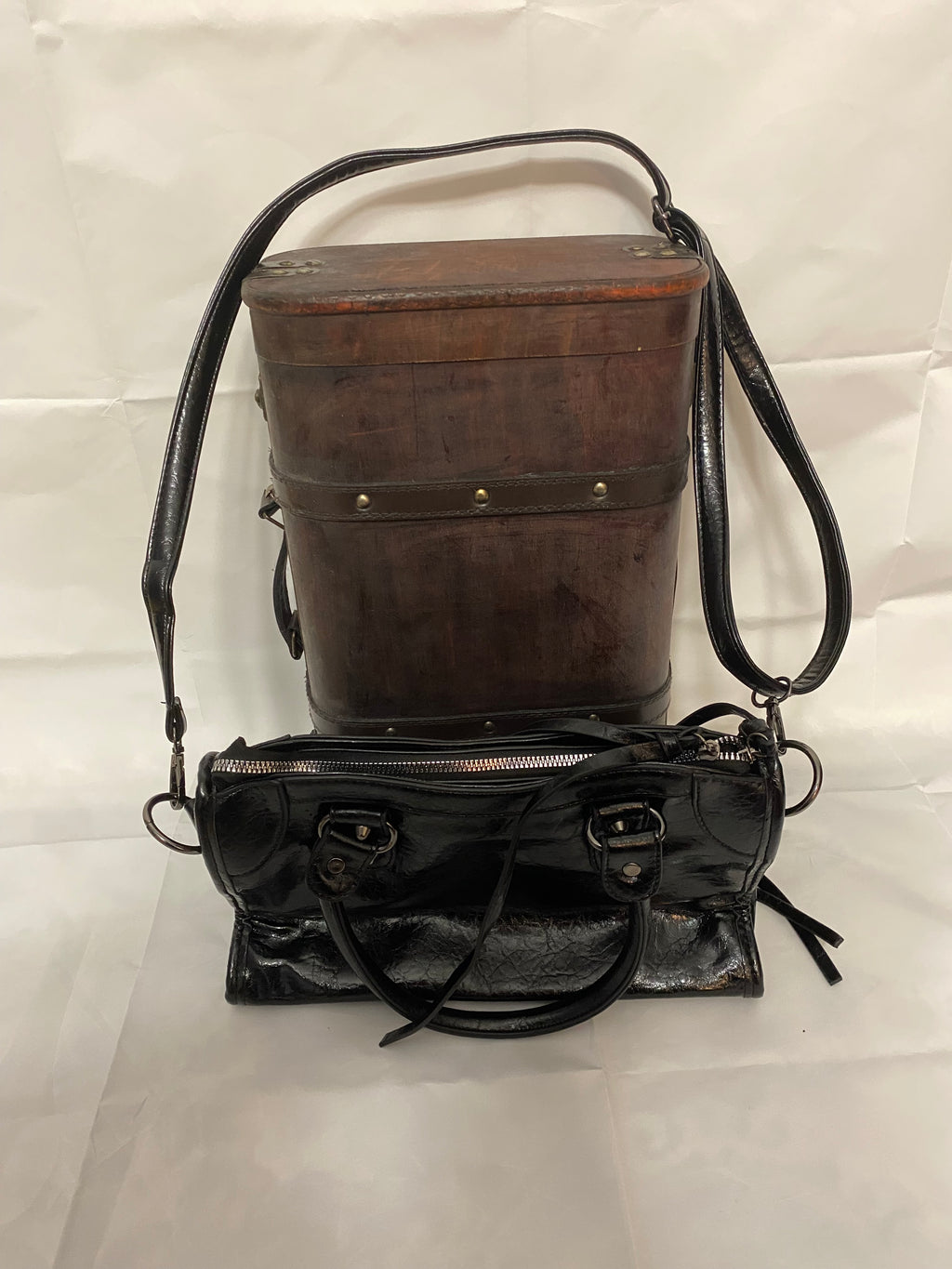 Svart vintage väska med spetssmycken och flätad kant