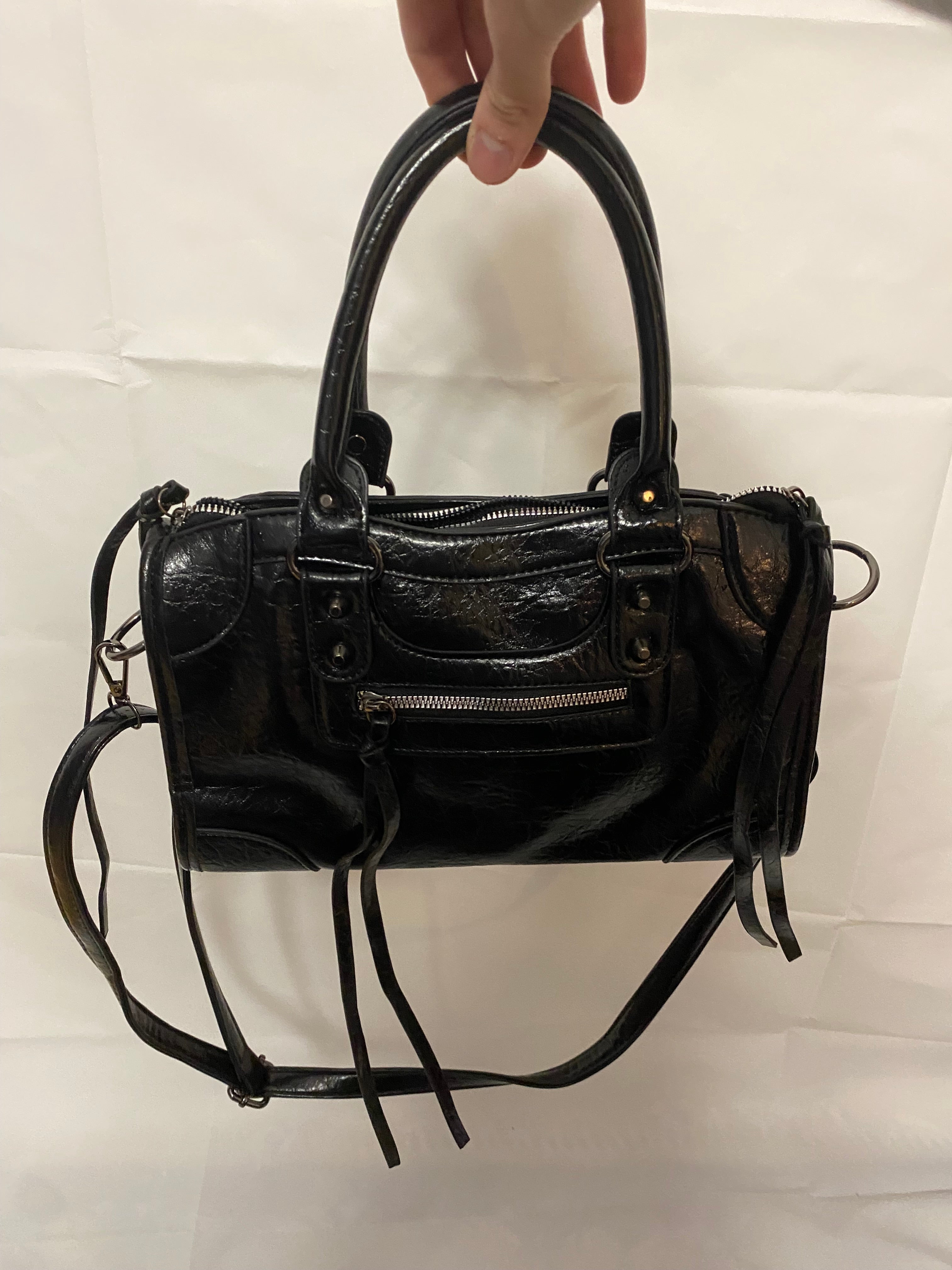 Svart vintage väska med spetssmycken och flätad kant