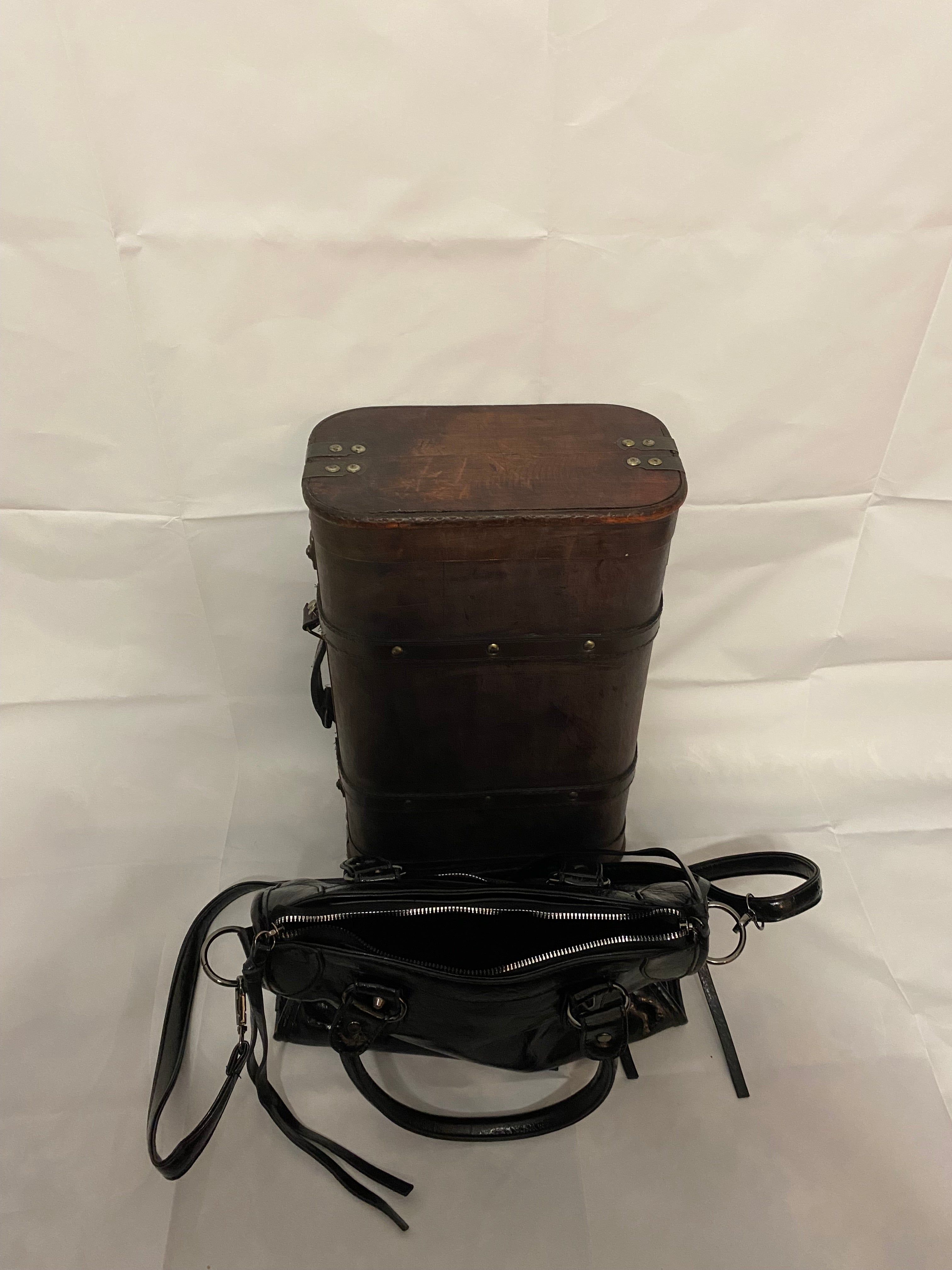 Svart vintage väska med spetssmycken och flätad kant