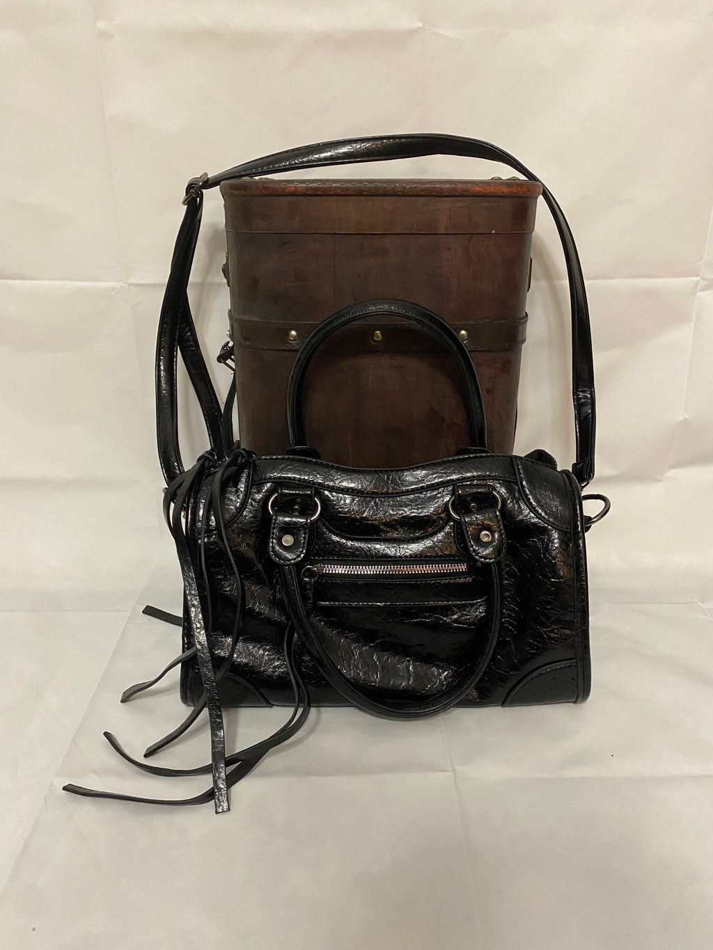 Svart vintage väska med spetssmycken och flätad kant