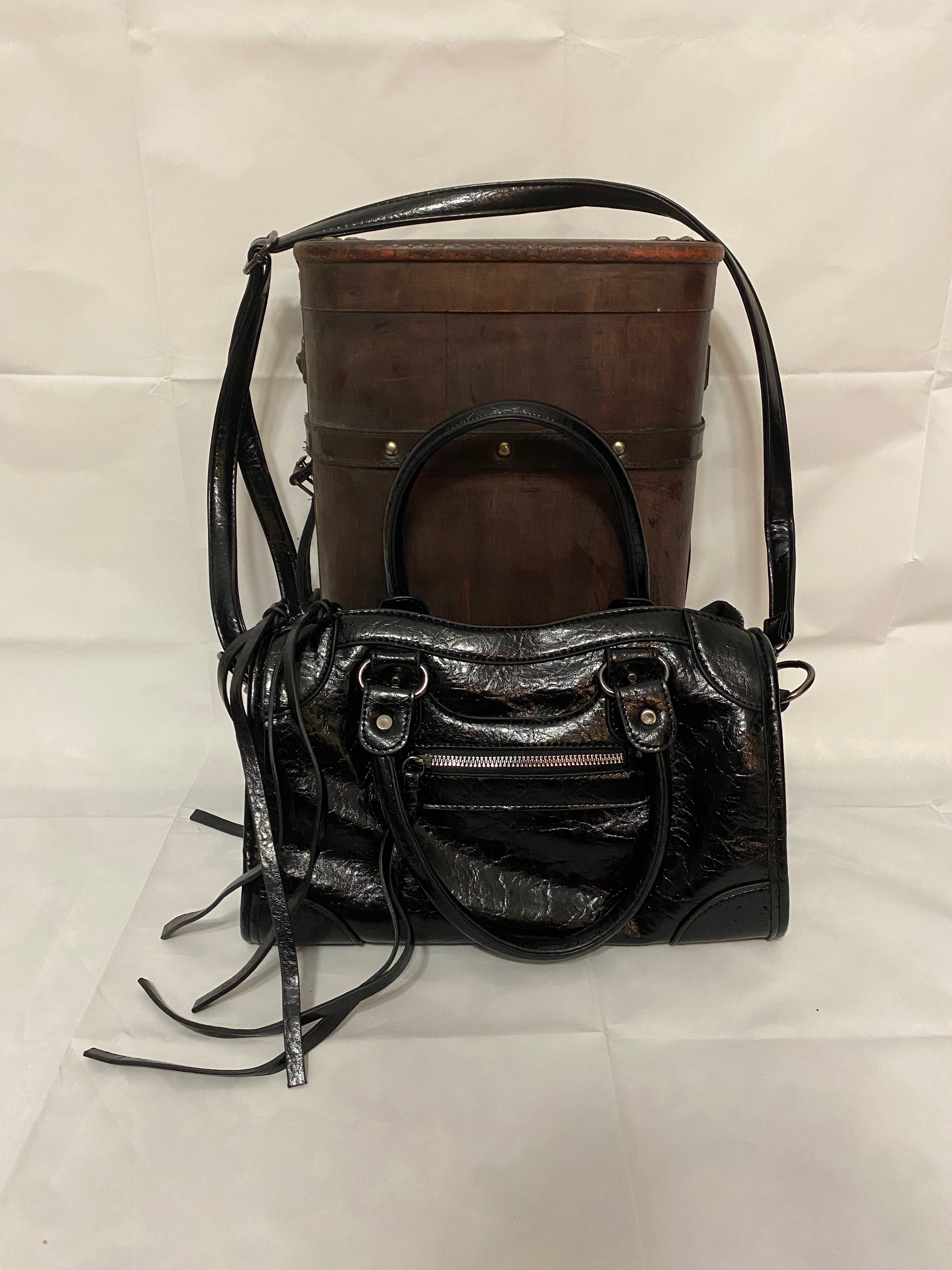 Svart vintage väska med spetssmycken och flätad kant