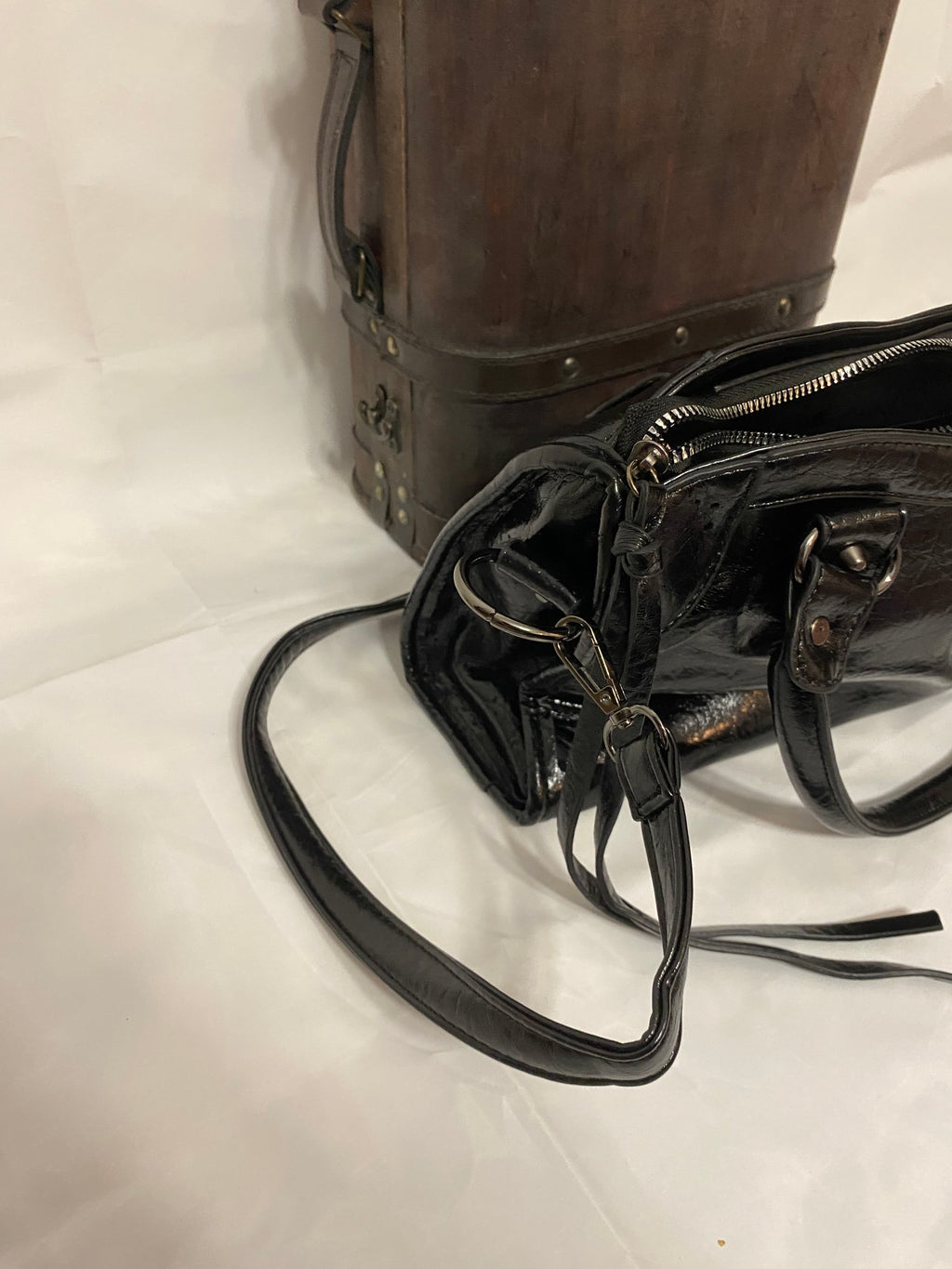 Svart vintage väska med spetssmycken och flätad kant