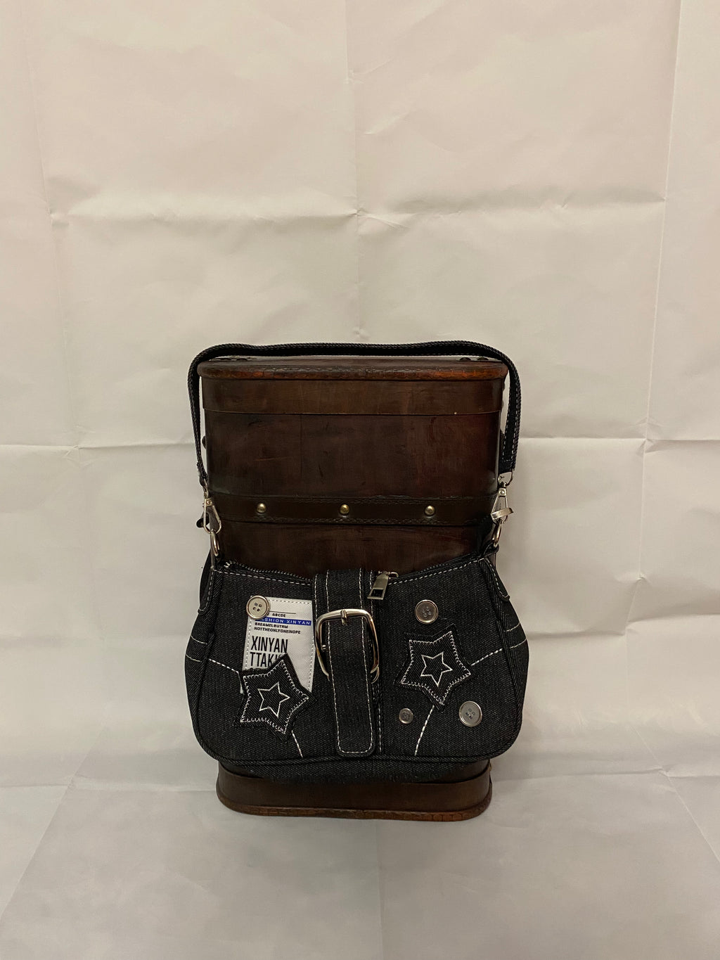 Y2k-mode axelväska med stjärndetaljer